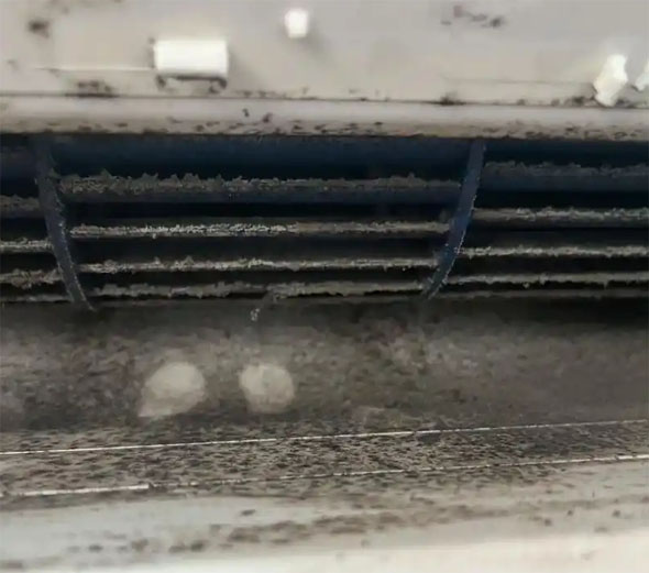 沿滩空调吹的风有股烧焦味是怎么回事